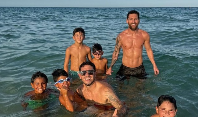 连续5场双响！梅西赛后和家人海滩放松，安东内拉身着粉色外套