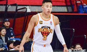 火力全开！贺希宁15中8砍半场最高22分 三分8中4