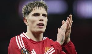 TA：在曼联不敌诺丁汉森林的比赛之后，芒特第一时间安慰了加纳乔