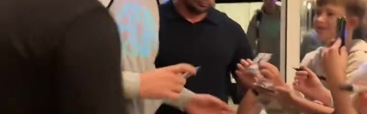 东契奇返回斯洛文尼亚 在机场耐心为一众球迷签名